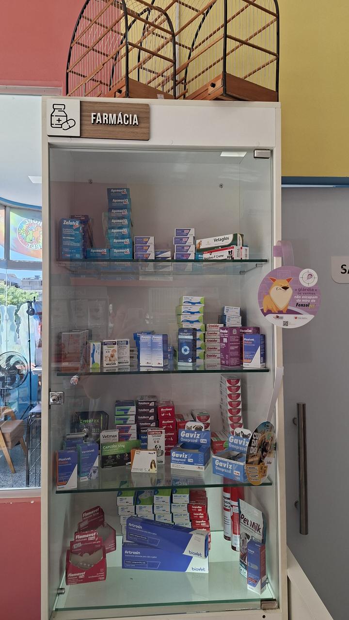 Farmácia e prateleiras da Hope Pet Shop