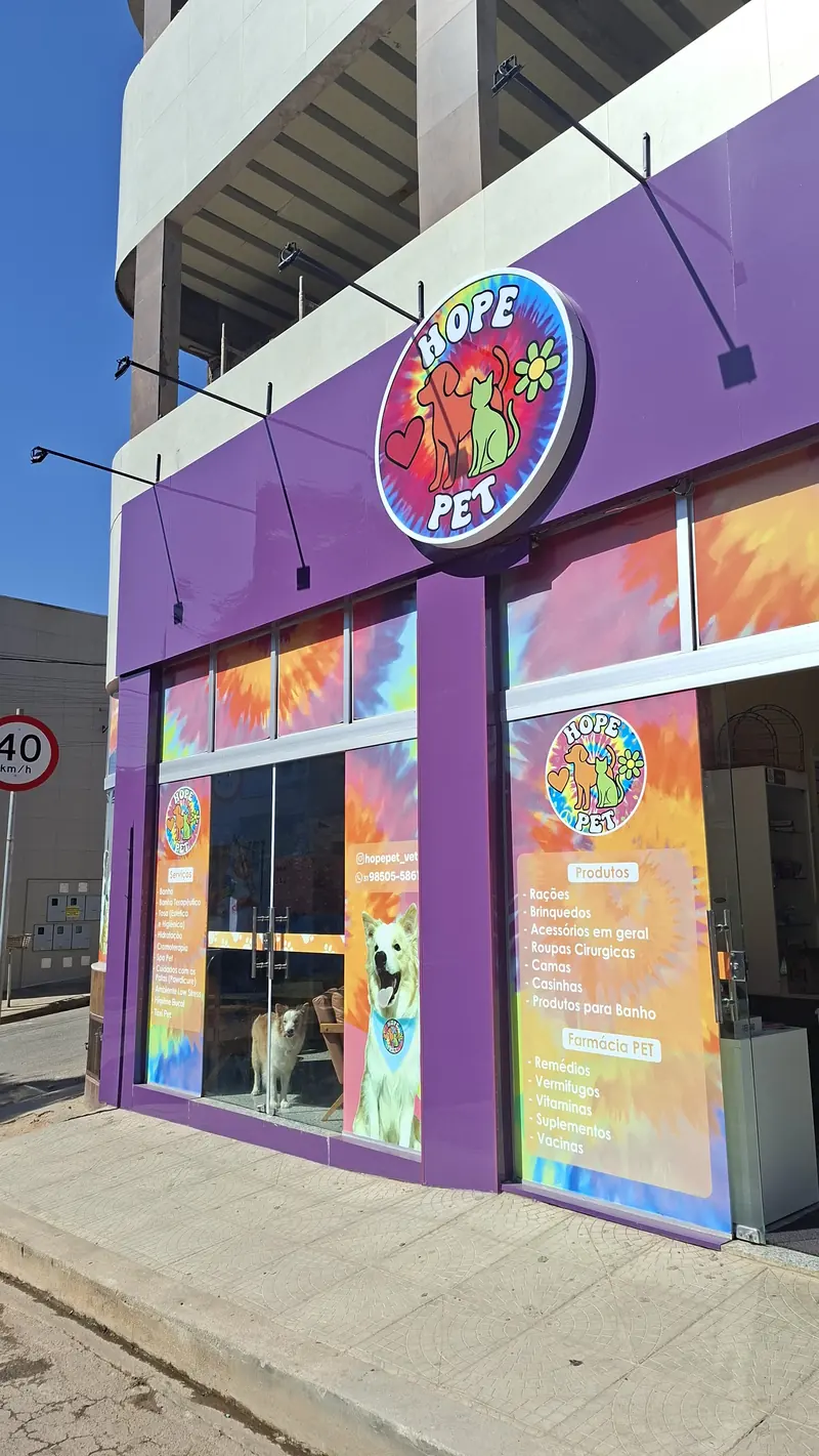 Fachada lateral da Hope Pet Shop com a lista de serviços e produtos