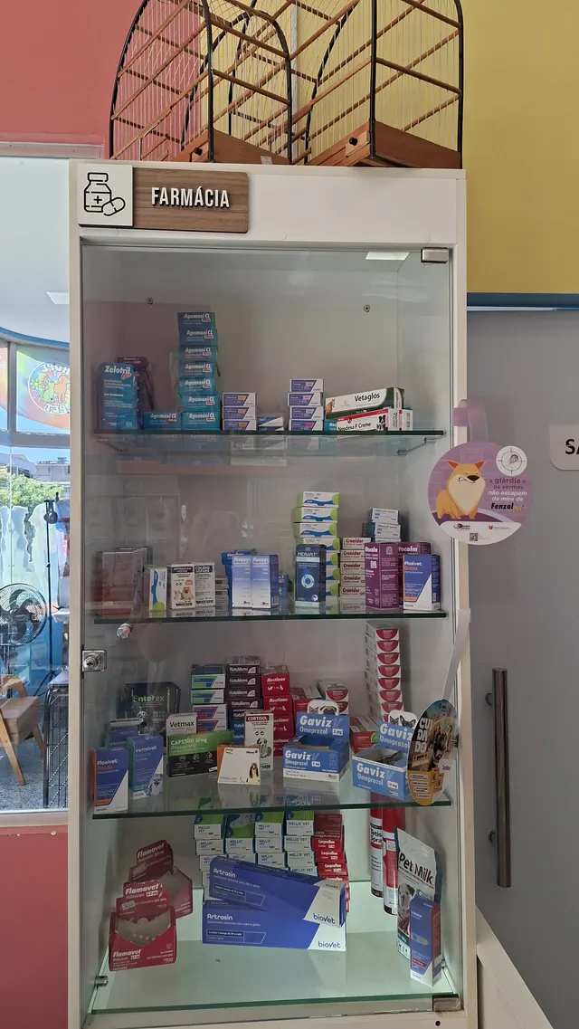 Vitrine da farmácia veterinária da Hope Pet Shop, com remédios, vermífugos e vitaminas