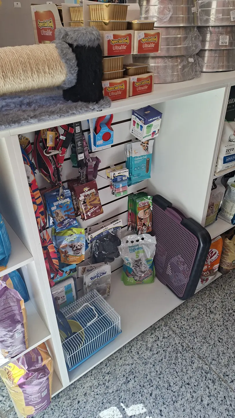 Prateleiras de acessórios e brinquedos para cães e gatos na Hope Pet Shop