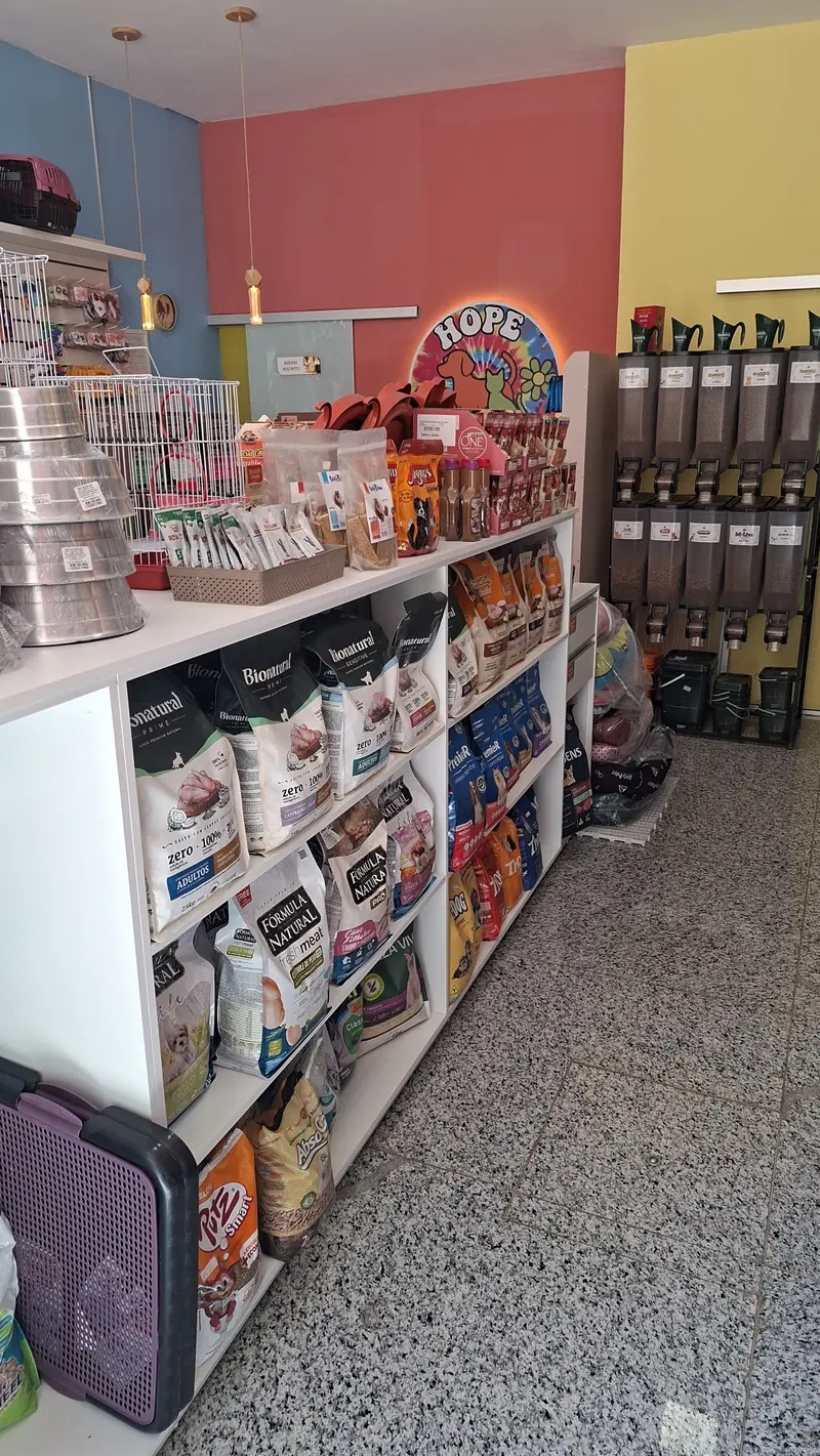 Interior da loja Hope Pet Shop com a logomarca na parede