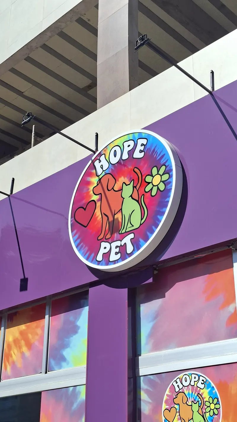 Placa com a logomarca da Hope Pet Shop na entrada da loja