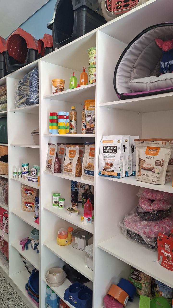 Prateleiras com camas, casinhas e produtos na Hope Pet Shop